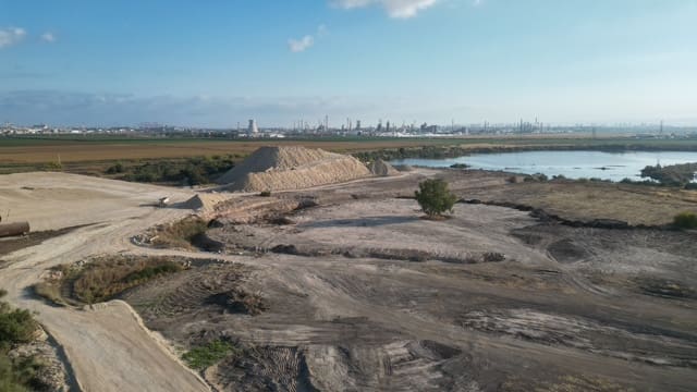 עבודות עפר בשטח בו ערכי טבע ונוף - פארק האגמים בנשר (צילום: מרום בן-אריה)