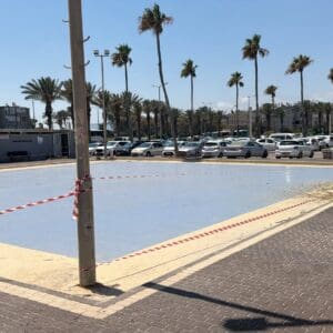 רחבת הריקודים בחוף נאות בקריית חיים נסגרה לצורך שדרוג 21/7/26 (צילום: דוברות עיריית חיפה)