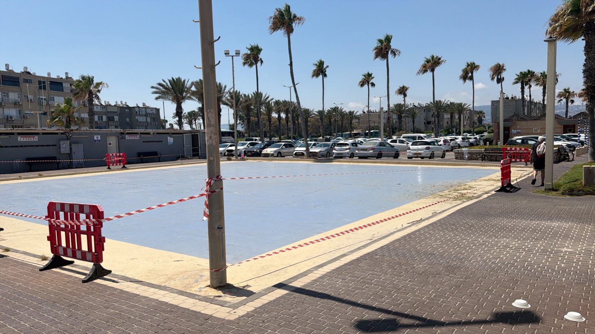 רחבת הריקודים בחוף נאות בקריית חיים נסגרה לצורך שדרוג 21/7/26 (צילום: דוברות עיריית חיפה)