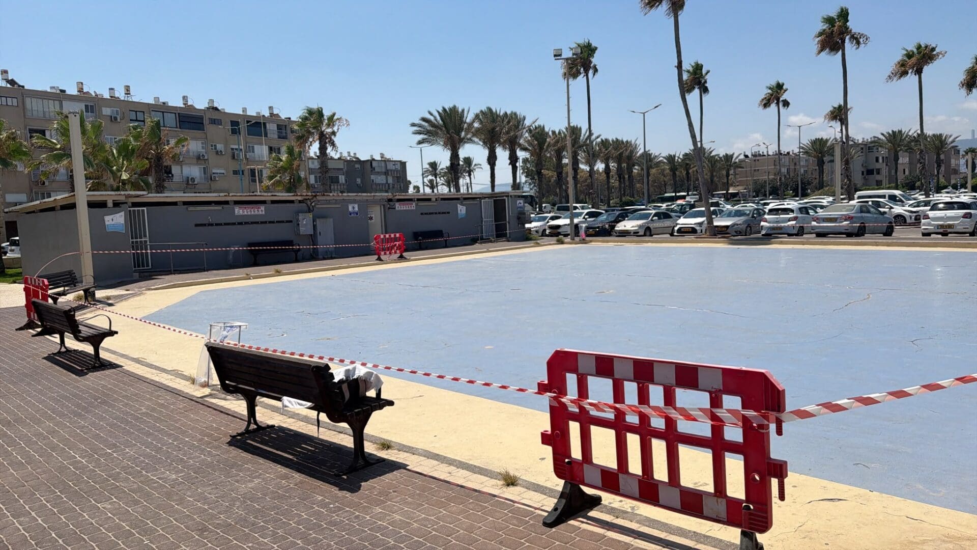 רחבת הריקודים בחוף נאות בקריית חיים נסגרה לצורך שדרוג 21/7/26 (צילום: דוברות עיריית חיפה)