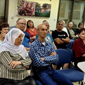 פרופ' עליזה שנהר, סלמאן אבו רוכן ורעייתו – בתערוכה "בין הירוק לנשרף" – משכן העמותה לתולדות חיפה (צילום: רחלי אורבך)