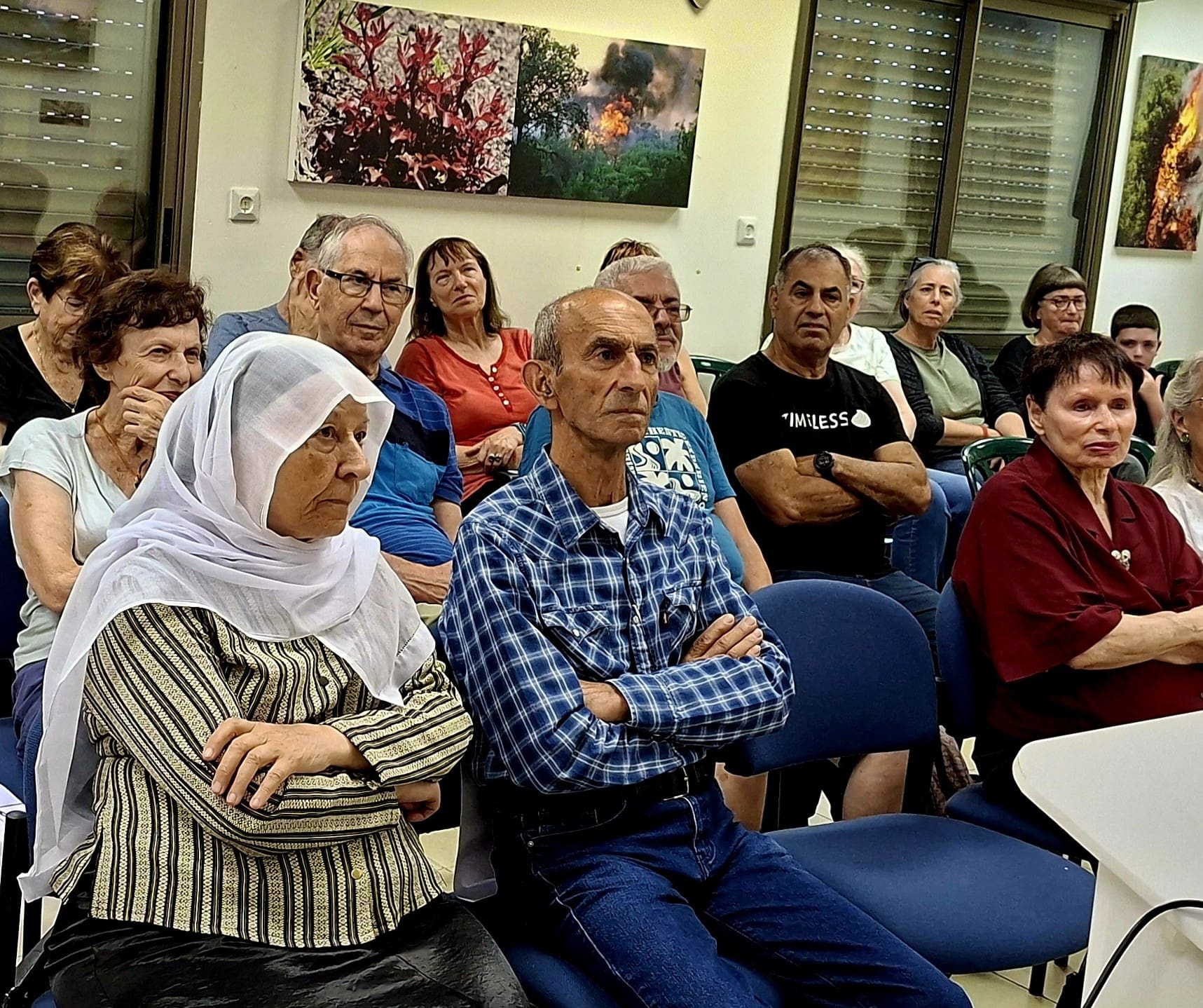 פרופ' עליזה שנהר, סלמאן אבו רוכן ורעייתו - בתערוכה "בין הירוק לנשרף" - משכן העמותה לתולדות חיפה (צילום: רחלי אורבך)