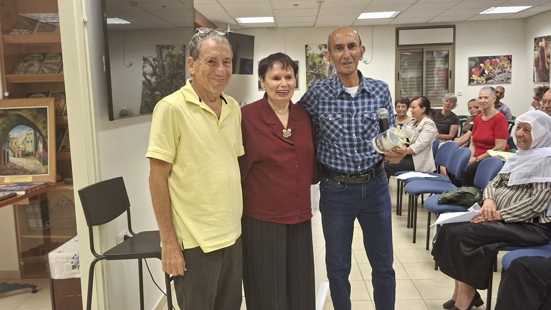 פרופ' עליזה שנהר, סלמאן אבו רוכן והאוצר אמנון באום - בתערוכה "בין הירוק לנשרף" - במשכן העמותה לתולדות חיפה (צילום: רחלי אורבך)