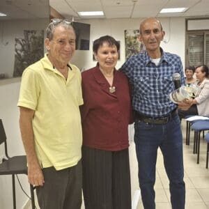 פרופ' עליזה שנהר, סלמאן אבו רוכן והאוצר אמנון באום – בתערוכה "בין הירוק לנשרף" – במשכן העמותה לתולדות חיפה (צילום: רחלי אורבך)
