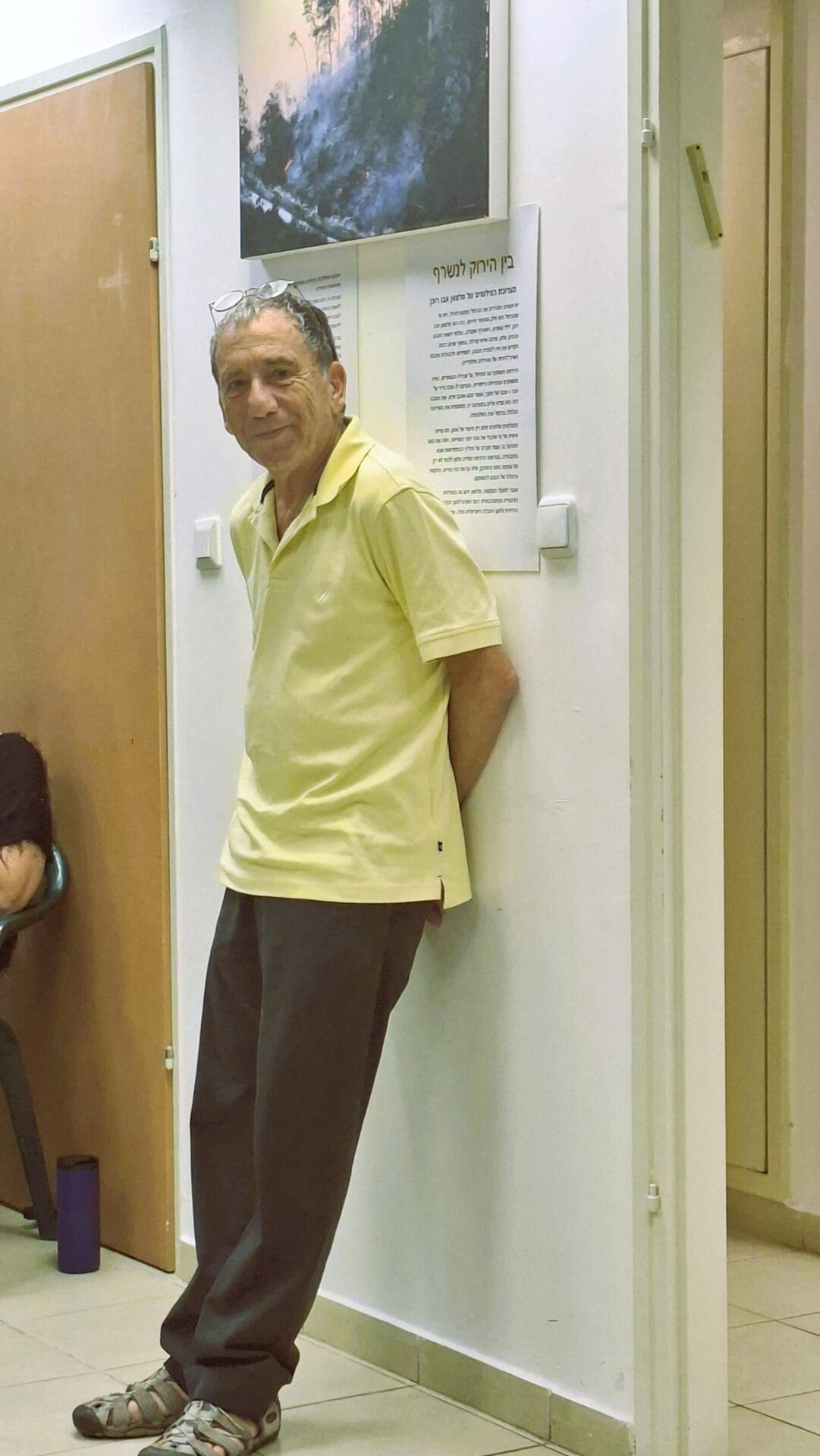 אמנון באום - אוצר התערוכה "בין הירוק לנשרף" - משכן העמותה לתולדות חיפה (צילום: רחלי אורבך)