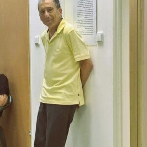 אמנון באום – אוצר התערוכה "בין הירוק לנשרף" – משכן העמותה לתולדות חיפה (צילום: רחלי אורבך)