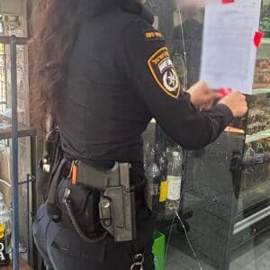 עסק בשכונת הדר בחיפה נסגר בצו משטרתי בשל מכירת אלכוהול בשעות האסורות - מצ״ב תיעוד 22/7/26 (צילום: דוברות המשטרה)