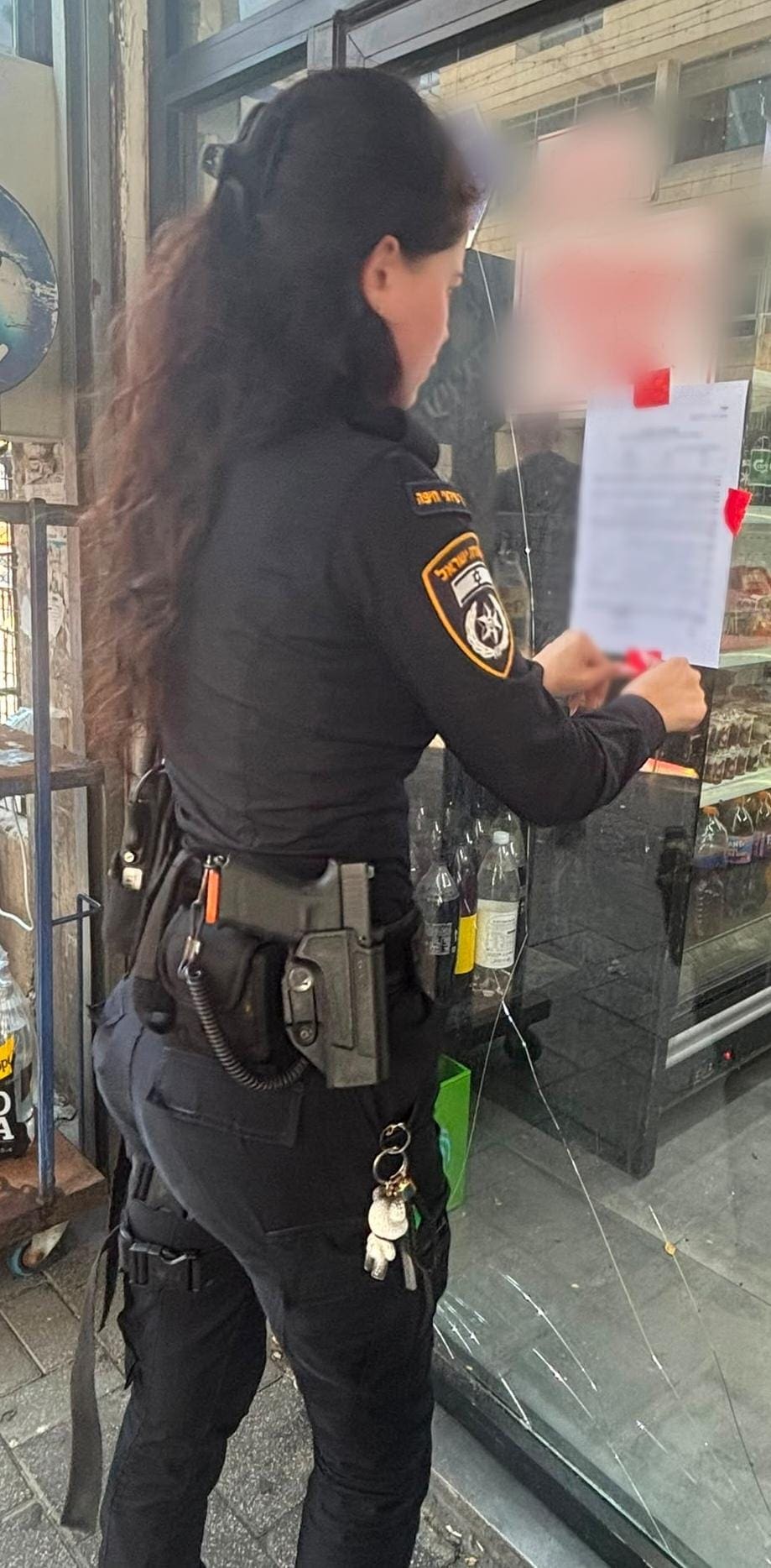 עסק בשכונת הדר בחיפה נסגר בצו משטרתי בשל מכירת אלכוהול בשעות האסורות - מצ״ב תיעוד 22/7/26 (צילום: דוברות המשטרה)