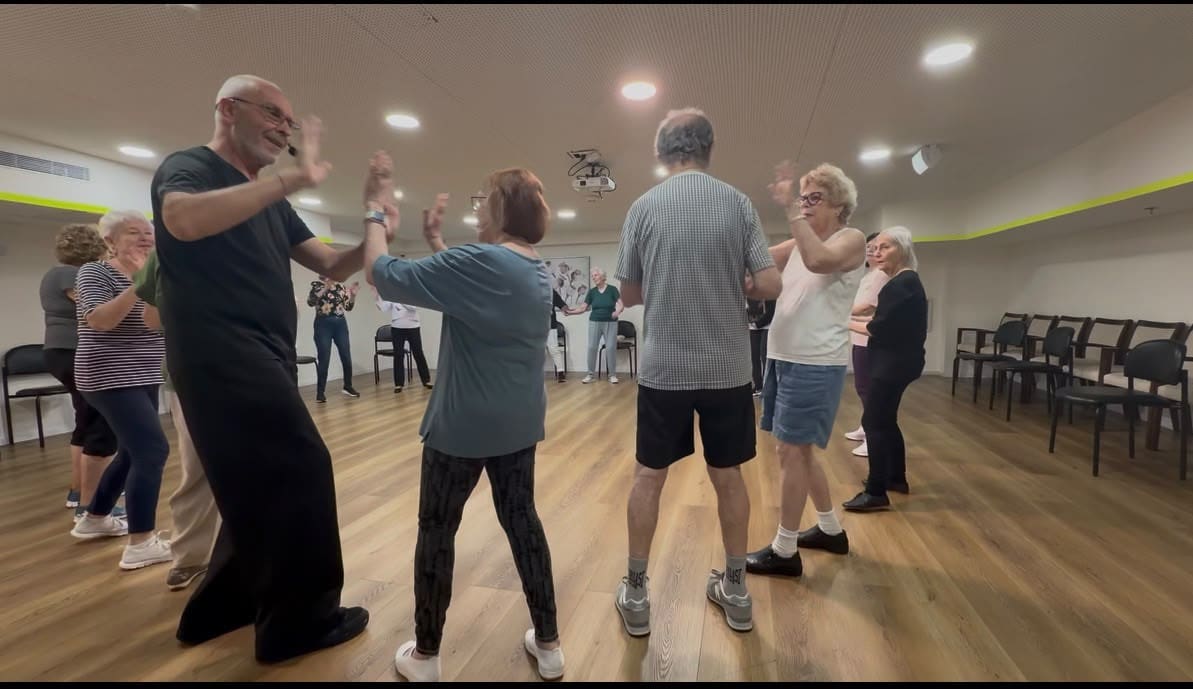 חוג ריקודי עם בהדרכת דדה לוסקי באוונגרד רזידנס (צילום: מ.ל.ת)
