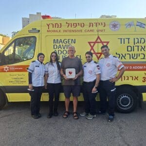 לקה בדום לב בבריכה – והגיע להודות לצוות מד״א שהציל את חייו 23/7/26 (צילום: דוברות מד״א)