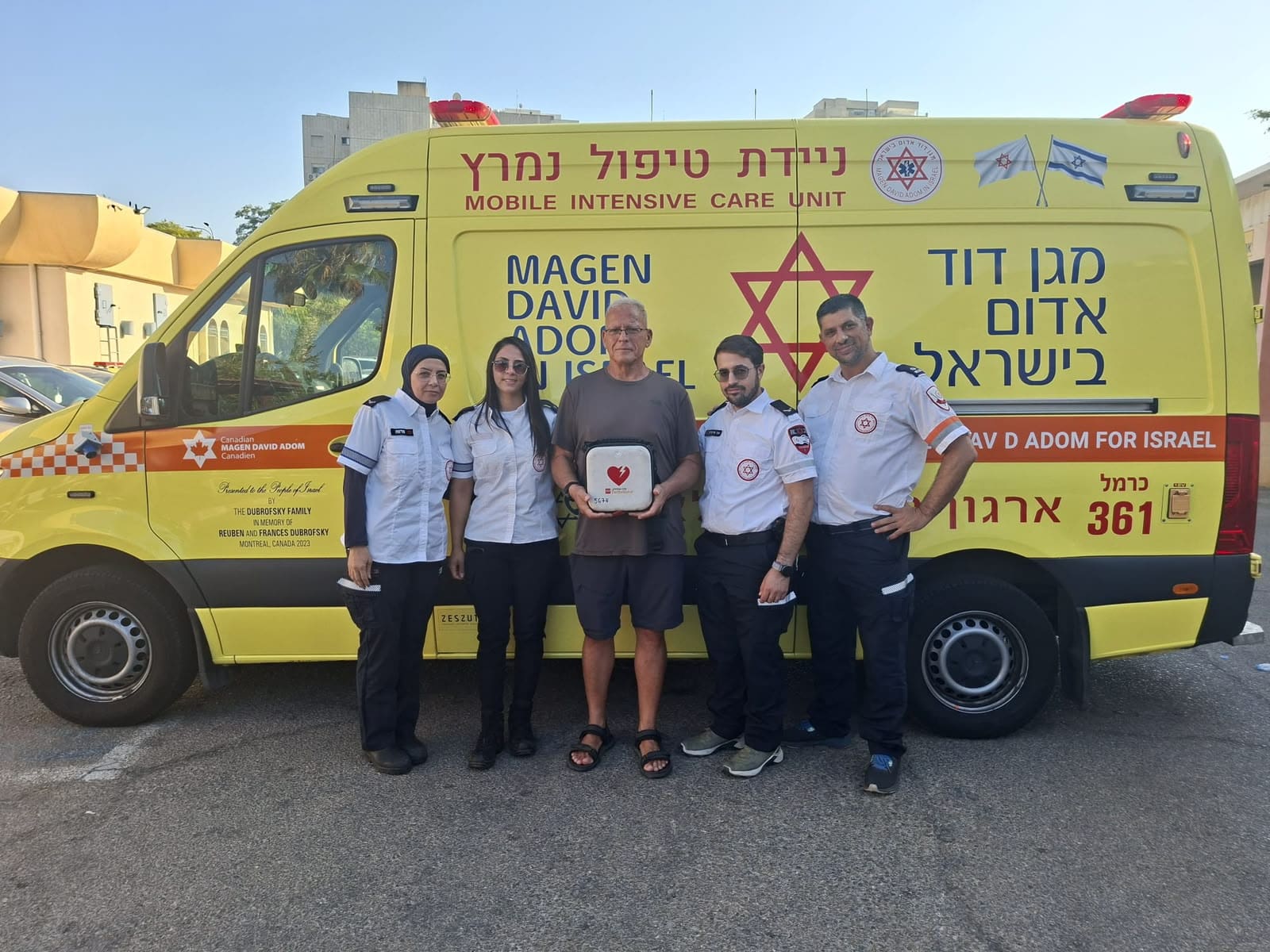 לקה בדום לב בבריכה – והגיע להודות לצוות מד״א שהציל את חייו 23/7/26 (צילום: דוברות מד״א)