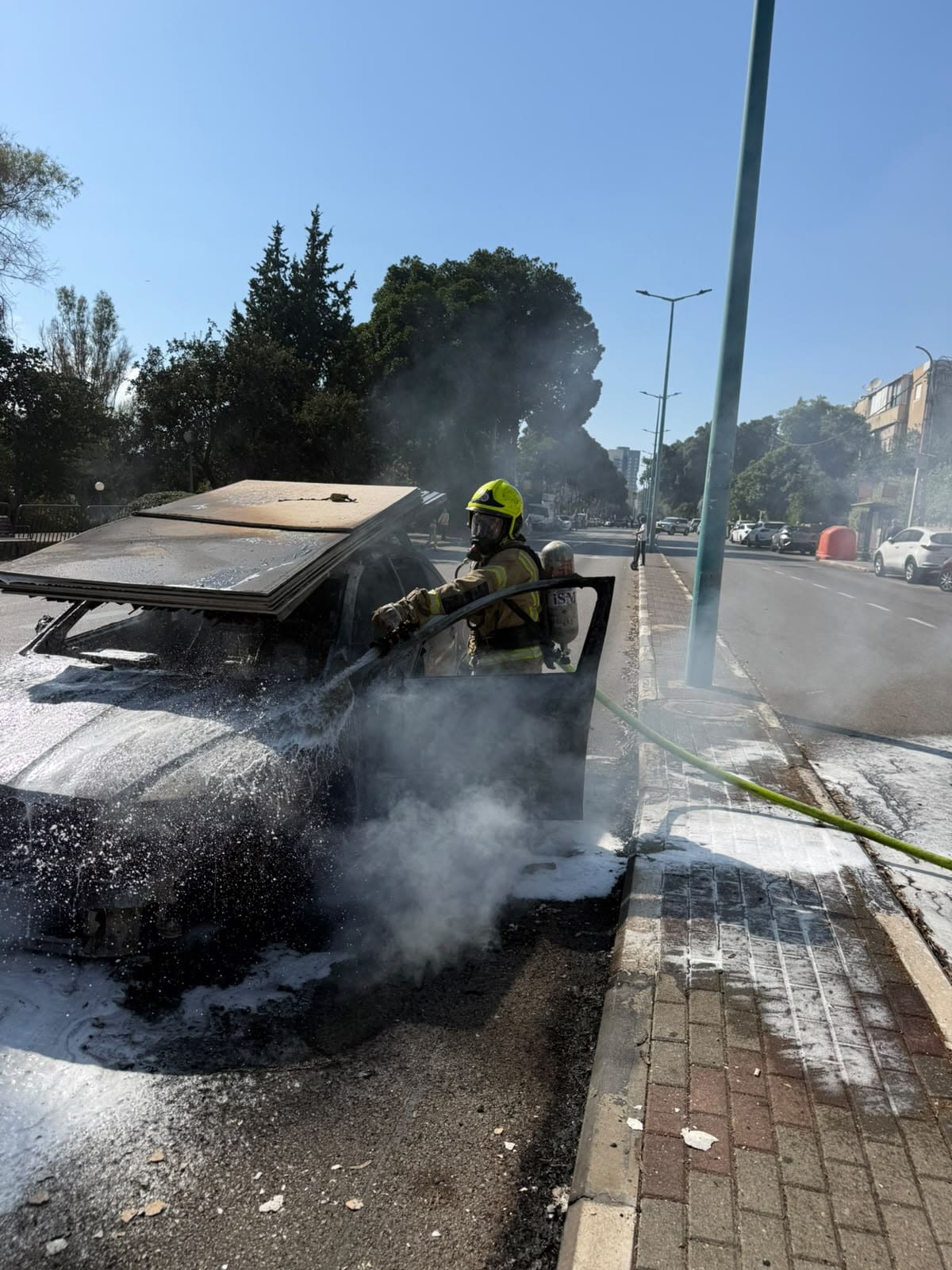 רכב עלה באש בזמן נסיעה ברחוב חניתה בחיפה - דוברות כבאות והצלה לישראל | מחוז חוף 23/7/26 (צילום: כבאות והצלה לישראל)