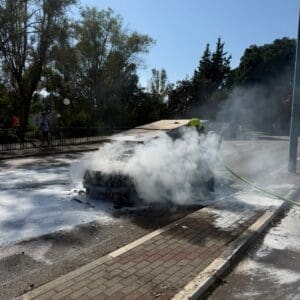 רכב עלה באש בזמן נסיעה ברחוב חניתה בחיפה – דוברות כבאות והצלה לישראל | מחוז חוף 23/7/26 (צילום: כבאות והצלה לישראל)