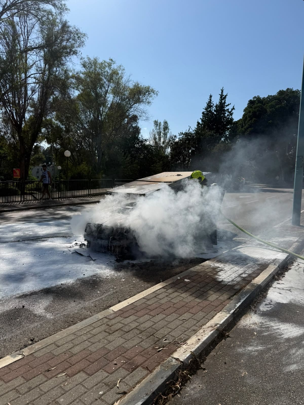 רכב עלה באש בזמן נסיעה ברחוב חניתה בחיפה - דוברות כבאות והצלה לישראל | מחוז חוף 23/7/26 (צילום: כבאות והצלה לישראל)
