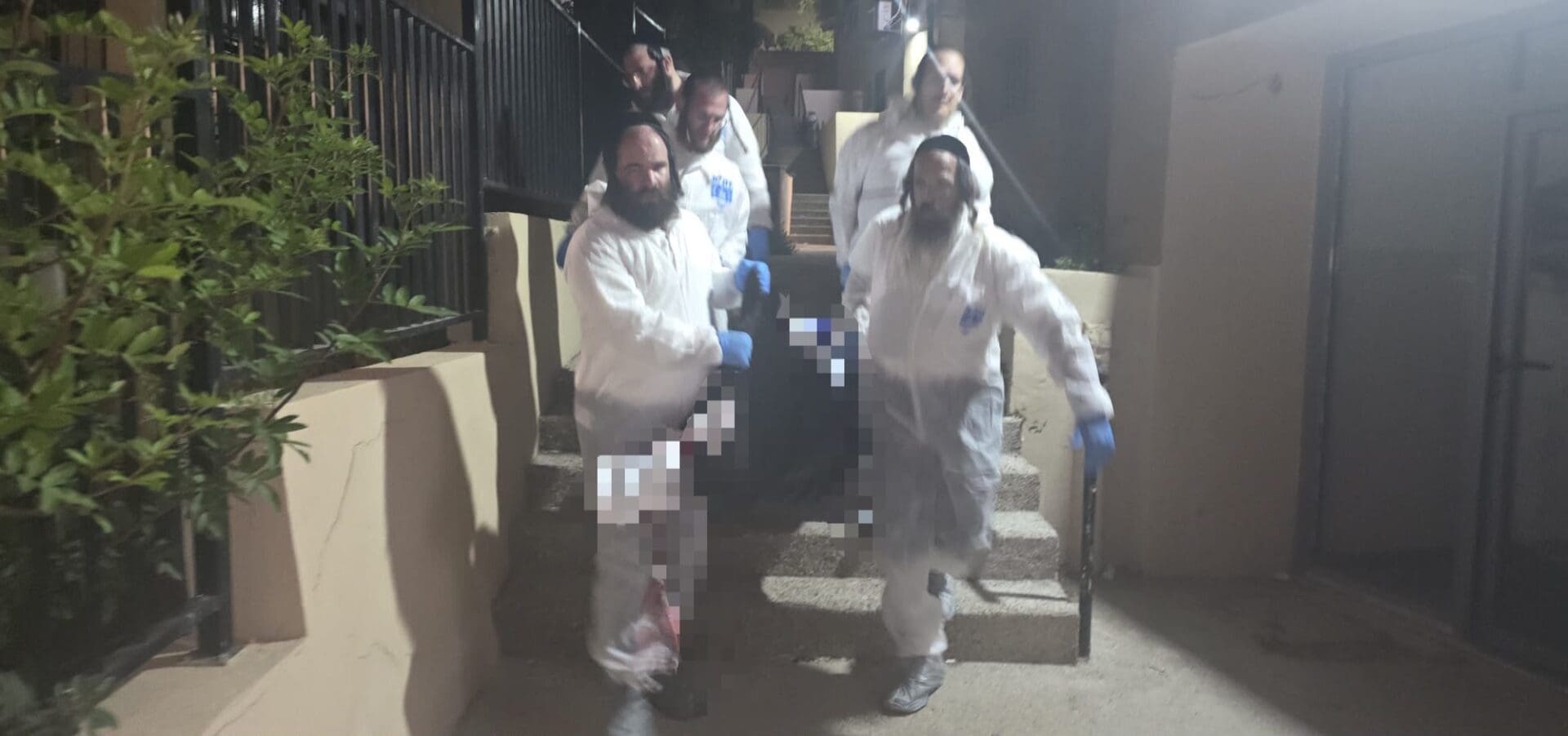 גבר אותר ללא רוח חיים בדירתו בחיפה ימים לאחר מותו 26/7/26 (צילום: דוברות זק״א)