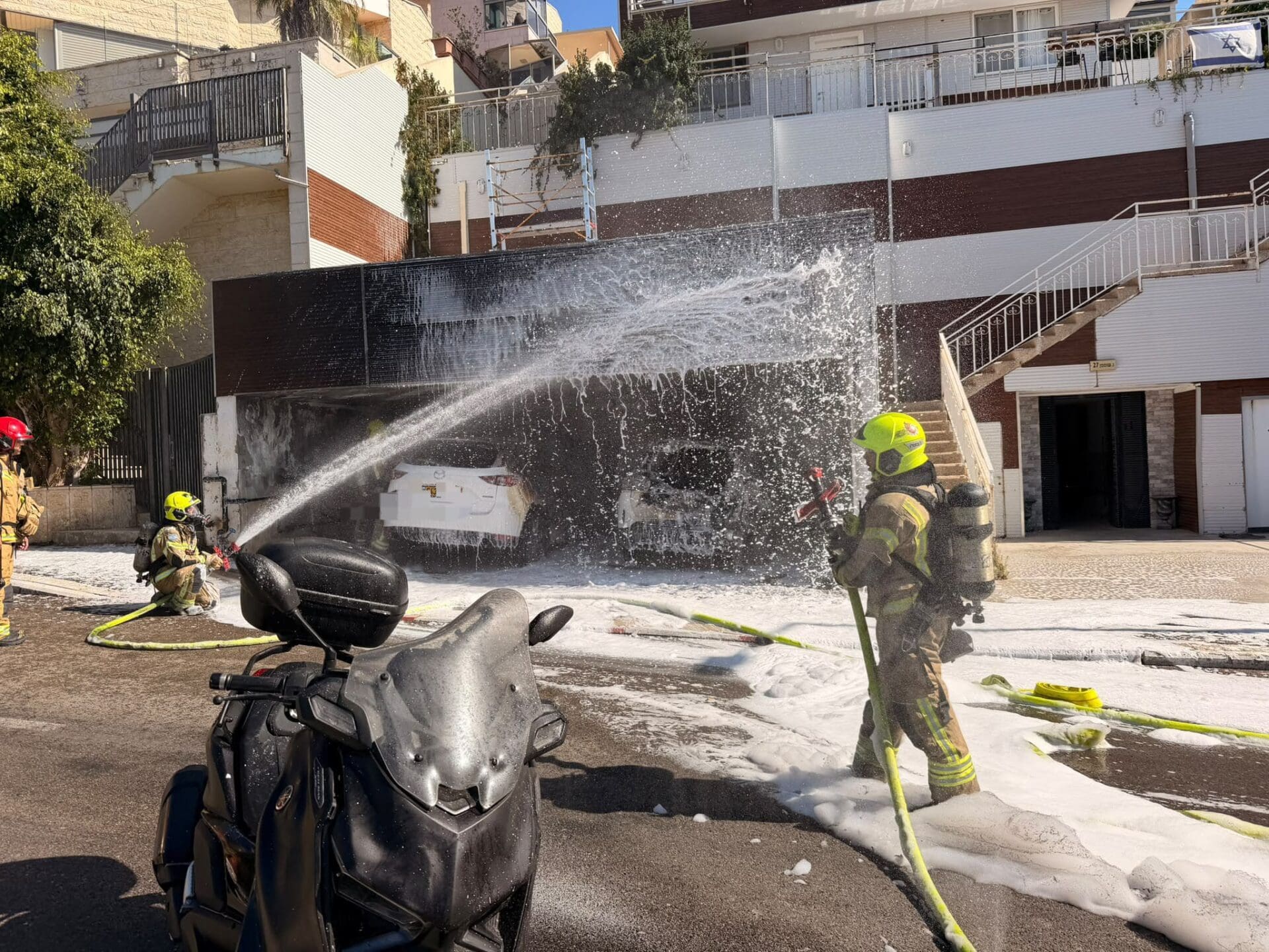 שני רכבים ואופנוע עלו באש מתחת למבנה מגורים בחיפה - דוברות כבאות והצלה לישראל | מחוז חוף 26/7/26 (צילום: כבאות והצלה לישראל)