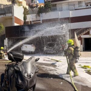 שני רכבים ואופנוע עלו באש מתחת למבנה מגורים בחיפה - דוברות כבאות והצלה לישראל | מחוז חוף 26/7/26 (צילום: כבאות והצלה לישראל)