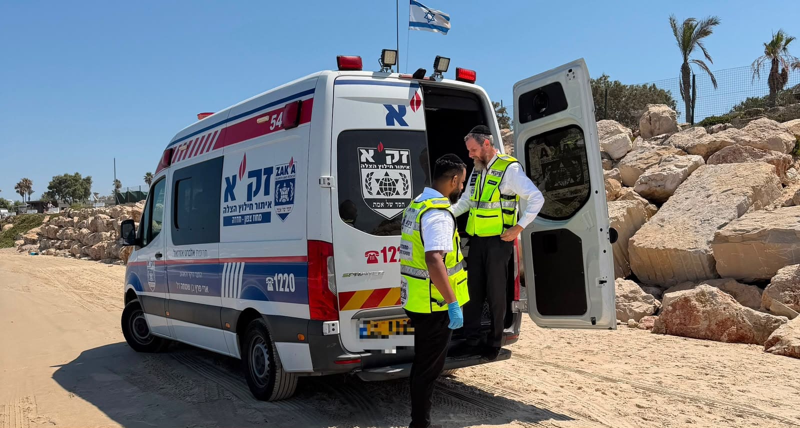 אישה בת 76 נמשתה מהים סמוך לשדות ים (צילום: זק"א)