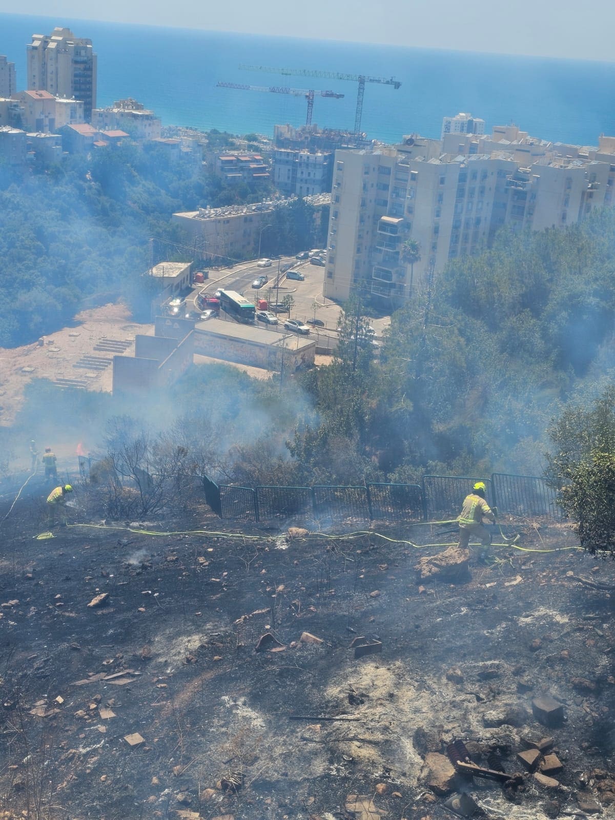שריפת קוצים באזור נחל לוטם בחיפה - דוברות כבאות והצלה לישראל | מחוז חוף 27/7/26 (צילום: כבאות והצלה לישראל)