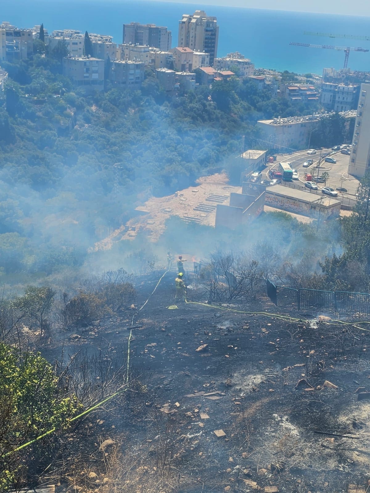 שריפת קוצים באזור נחל לוטם בחיפה - דוברות כבאות והצלה לישראל | מחוז חוף 27/7/26 (צילום: כבאות והצלה לישראל)