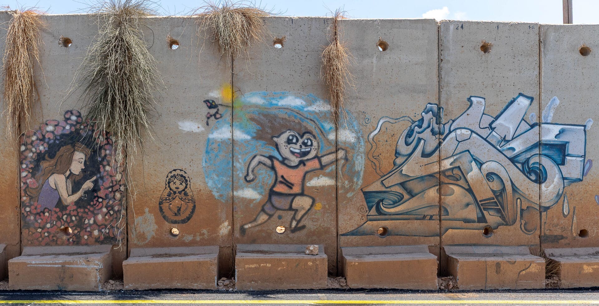 הקירות מדברים, גם העשבייה פורצת (צילום: אבי אלבאום)