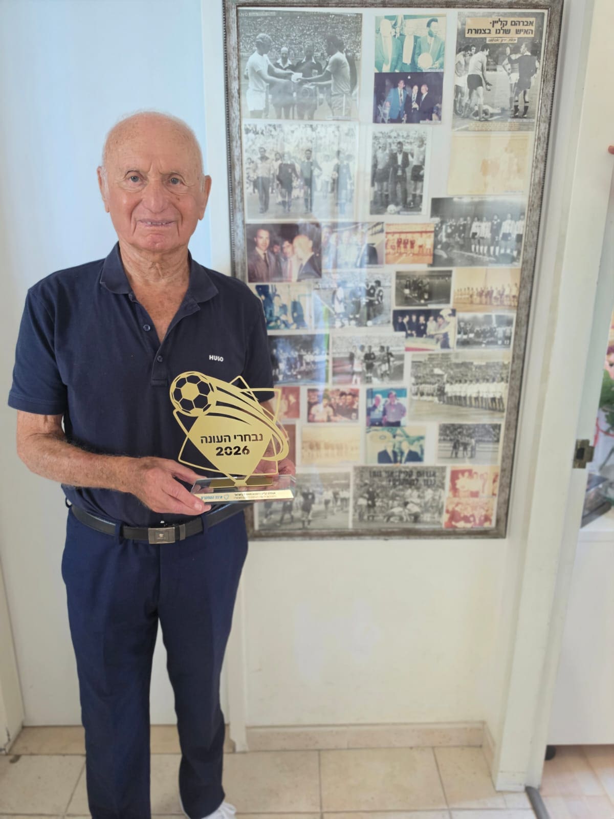 השופט האגדי אברהם קליין קיבל מגן הוקרה מארגון שחקני הכדורגל 28/7/26 (צילום: ברכה בריל)