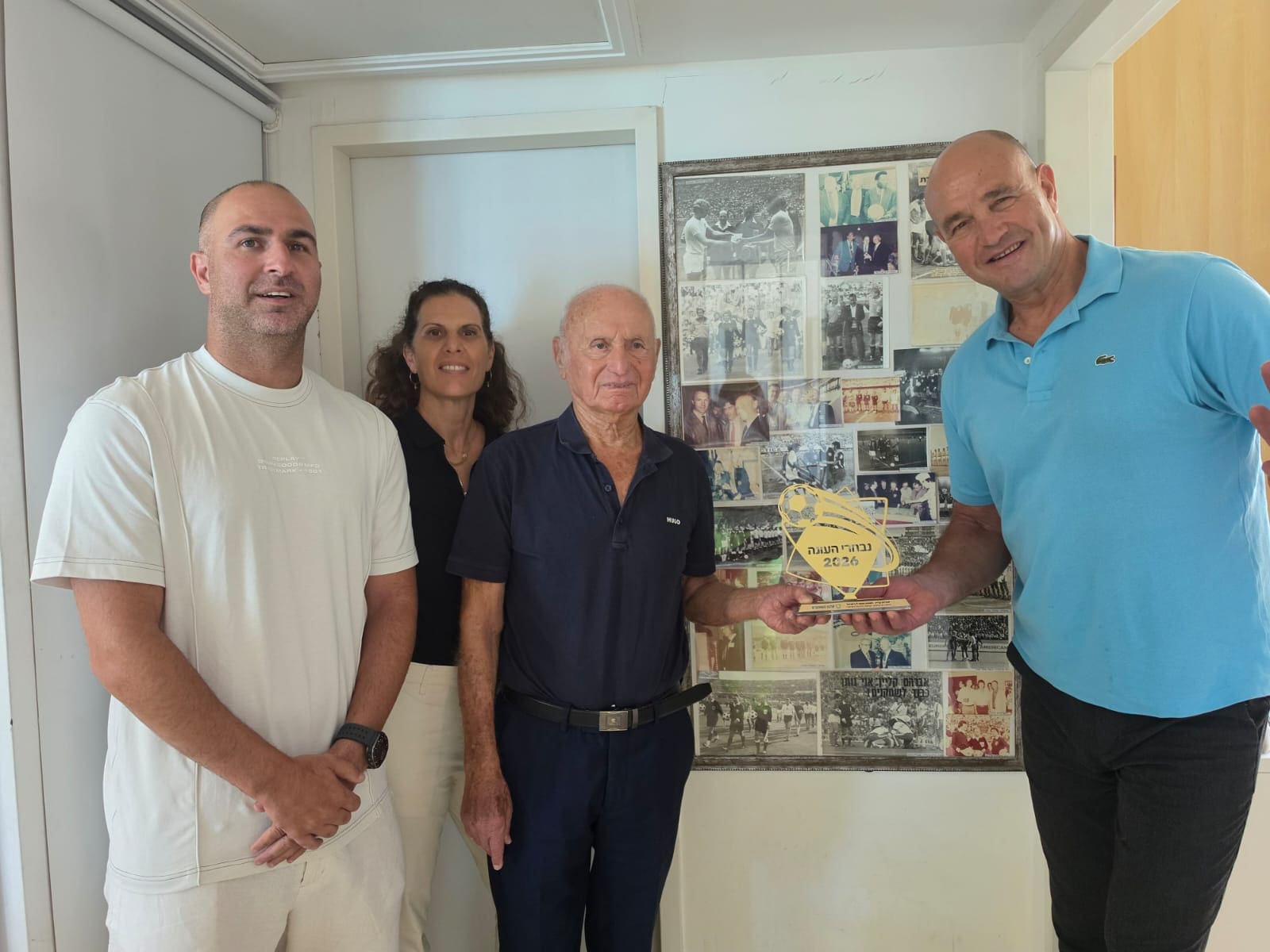השופט האגדי אברהם קליין קיבל מגן הוקרה מארגון שחקני הכדורגל 28/7/26 (צילום: ברכה בריל)