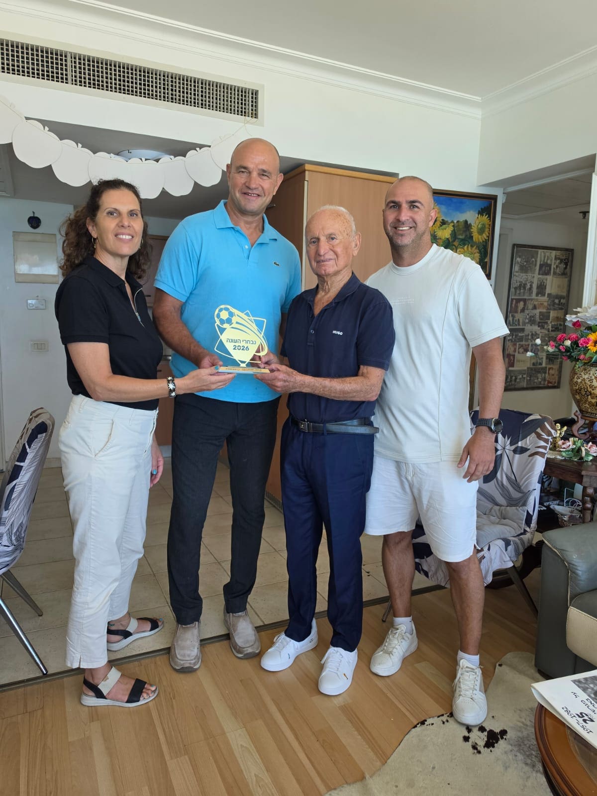 השופט האגדי אברהם קליין קיבל מגן הוקרה מארגון שחקני הכדורגל 28/7/26 (צילום: ברכה בריל)