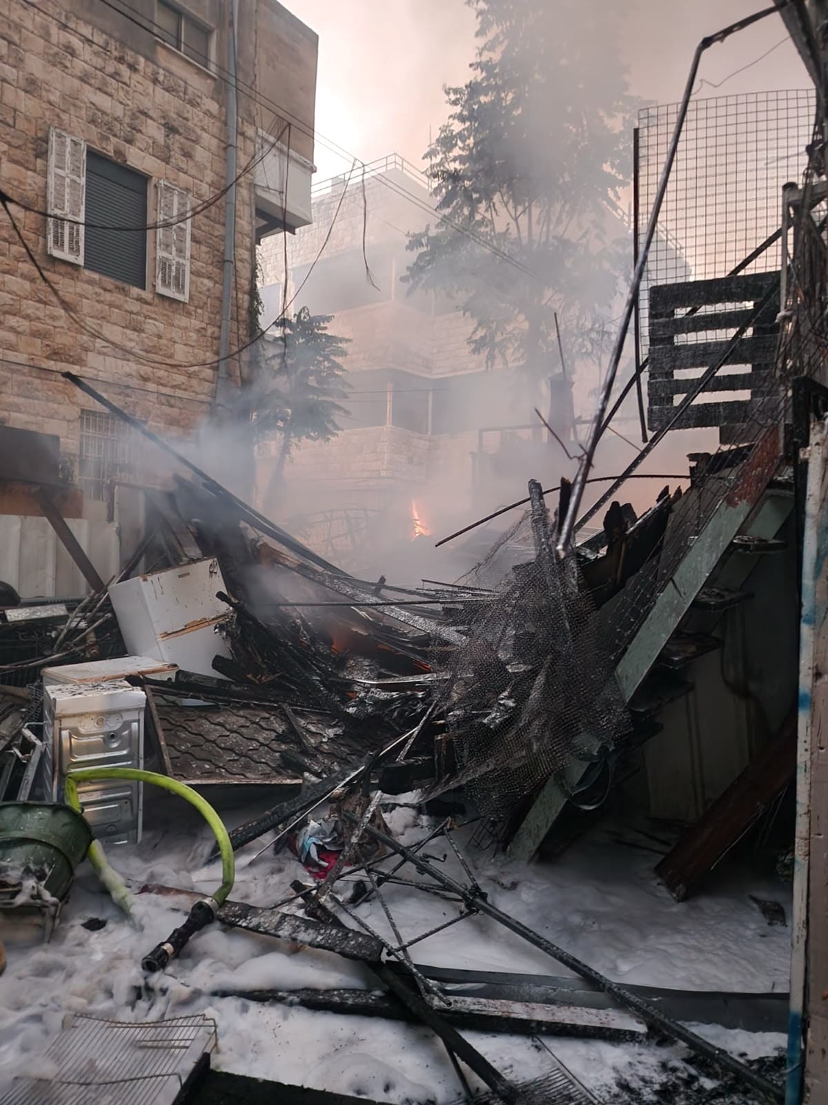 שריפה גדולה בשכונת הדר בחיפה: מחסן ושני מבני מגורים עלו באש - תיעוד 29/7/26 (צילום: כבאות והצלה)