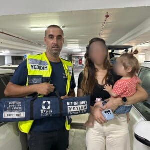 חיפה: פעוטה כבת שנתיים ננעלה ברכב וחולצה בשלום על ידי מתנדב ידידים - שלומי דיין - דוברות ידידים 29/7/26 (צילום: ידידים)