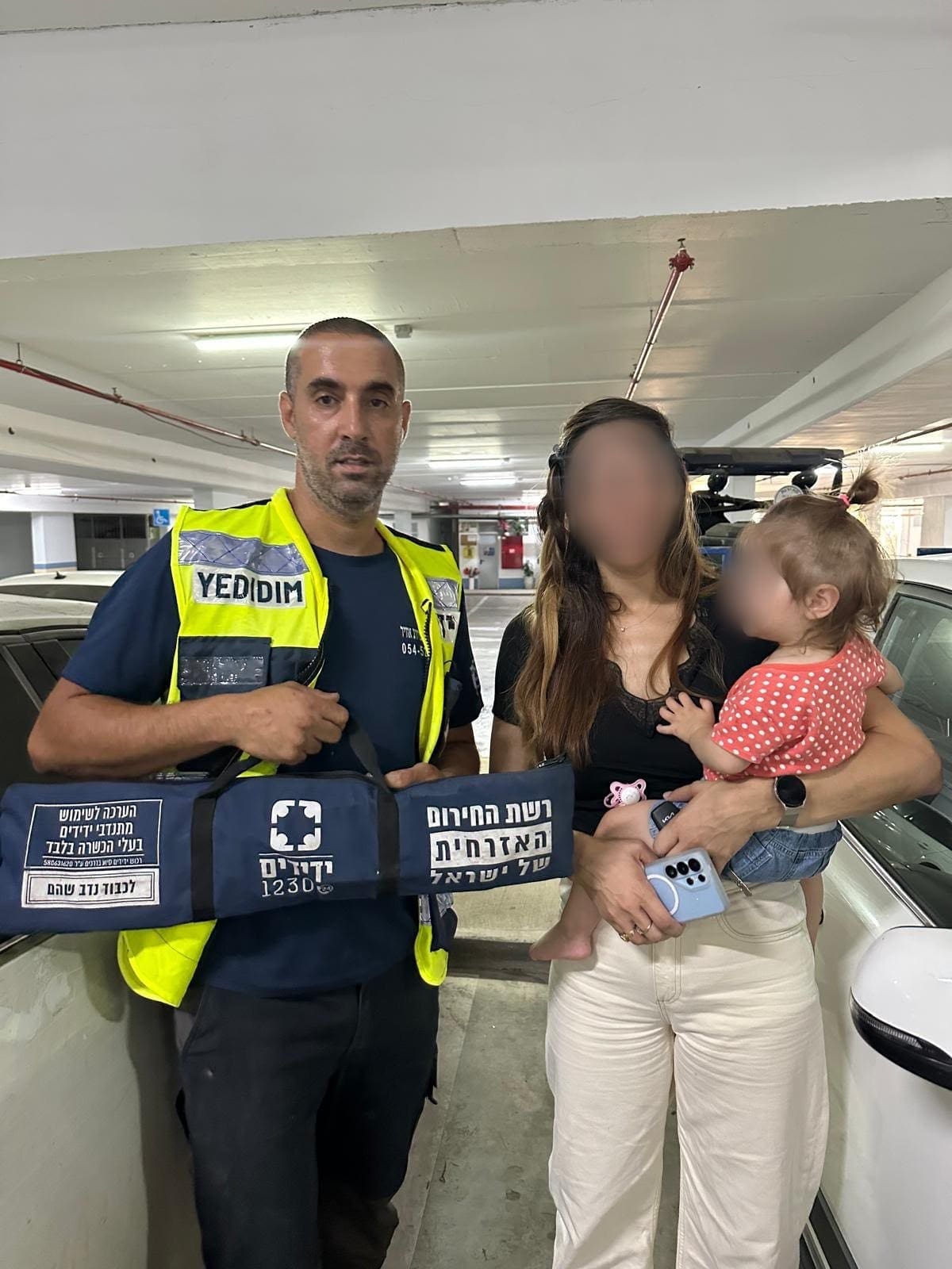 חיפה: פעוטה כבת שנתיים ננעלה ברכב וחולצה בשלום על ידי מתנדב ידידים - שלומי דיין - דוברות ידידים 29/7/26 (צילום: ידידים)