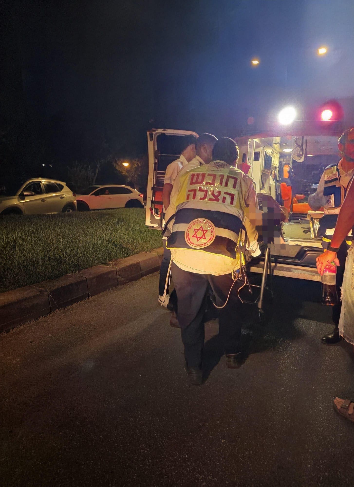 תאונת דרכים בקרית אתא: רכב התהפך, שלושה נפגעים פונו לבית חולים 30/7/26 (צילום: דוברות הצלה)