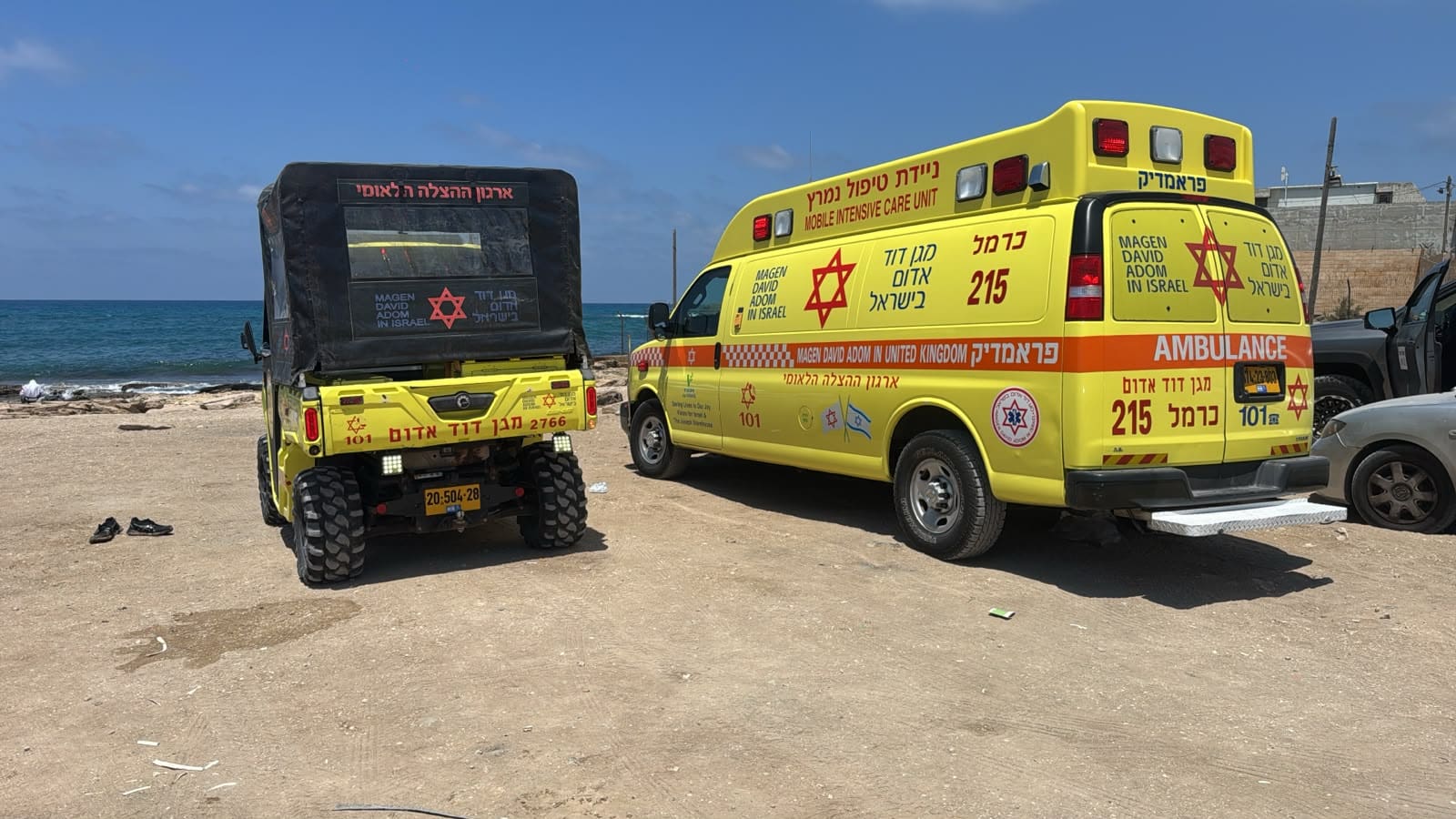 גבר כבן 60 במצב קשה לאחר שטבע בחוף נווה ים 30/7/26 (צילום: דוברות מד״א)