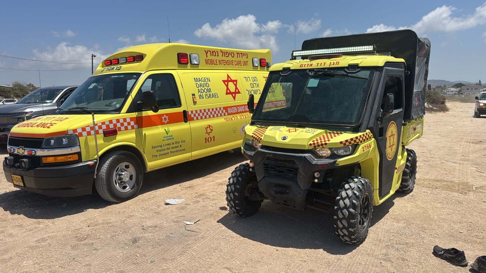 גבר כבן 60 במצב קשה לאחר שטבע בחוף נווה ים 30/7/26 (צילום: דוברות מד״א)