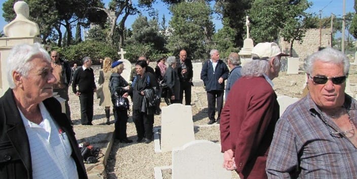 בצד ימין משה כרסנתי ולידו אהרון שמש (צילום: אלבום פרטי)