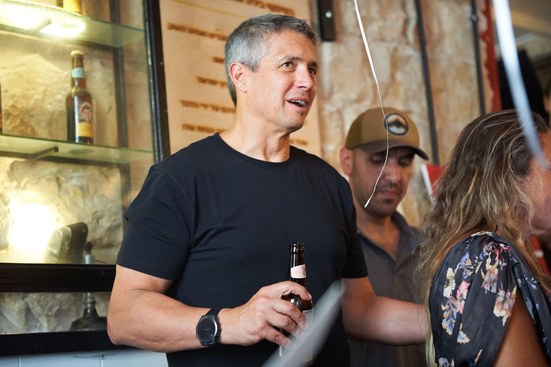 יועז הנדל הגיע לחיפה בעיצומו של שירות מילואים ולמרות החום הכבד, לסיור בשוק תלפיות ולמפגש עם צעירים בפאב "הדלפק״ ביוזמת סנדרה קרן.