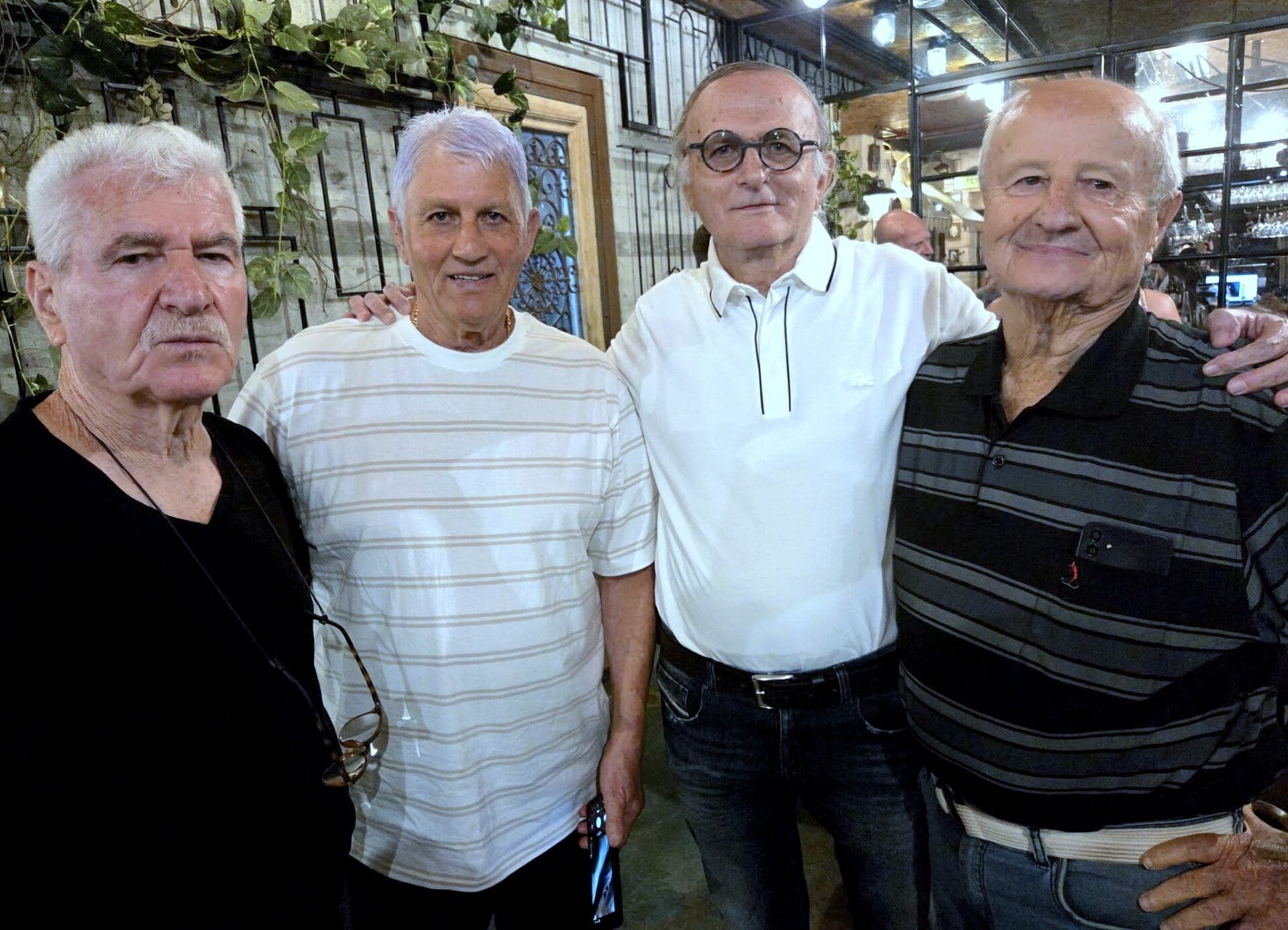 מימן, שחקן העבר נתן הירש, יצחק הברמן, היסטוריון מכבי חיפה, ושחקני העבר שלמה בנדו ומוטי ברגר (צילום: באדיבות וותיקי העבר של מכבי חיפה). 