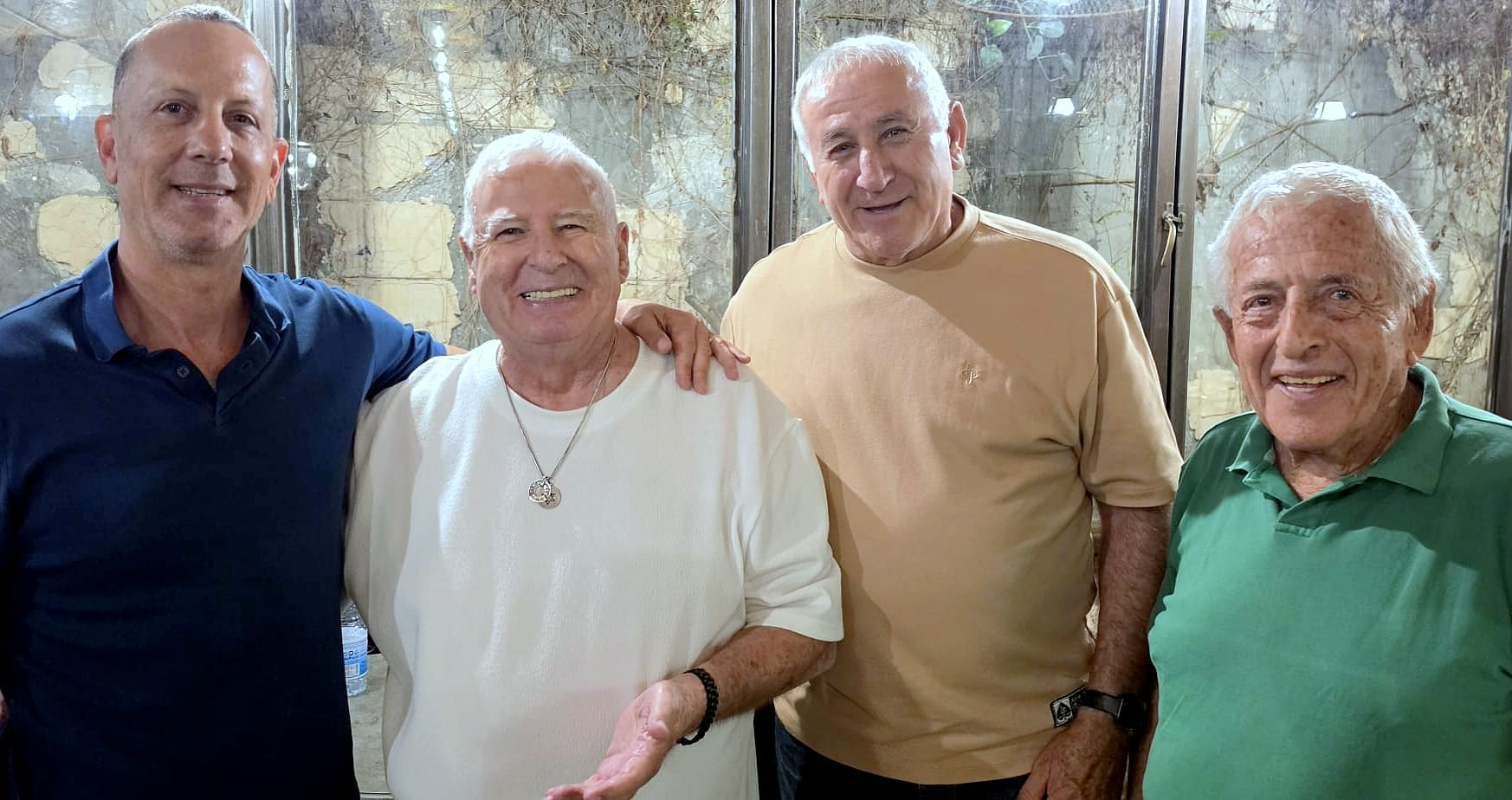 מימין, משה לייבמן, מנהל הלוגיסטיקה של וותיקי העבר, שחקן העבר זאהי ארמלי, אברהם מורנו וכותב ועורך הספ ר ברק רום (צילום: באדיבות וותיקי העבר של מכבי חיפה). 