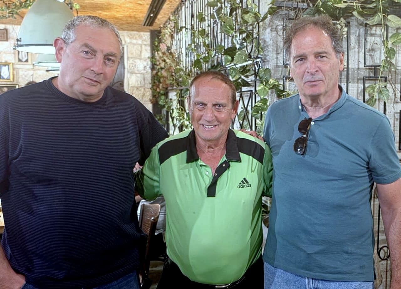 מימין, עודד בלוש, אהרל'ה גרשגורן ותמיר מנצ'ל (צילום: באדיבות וותיקי העבר של מכבי חיפה). 