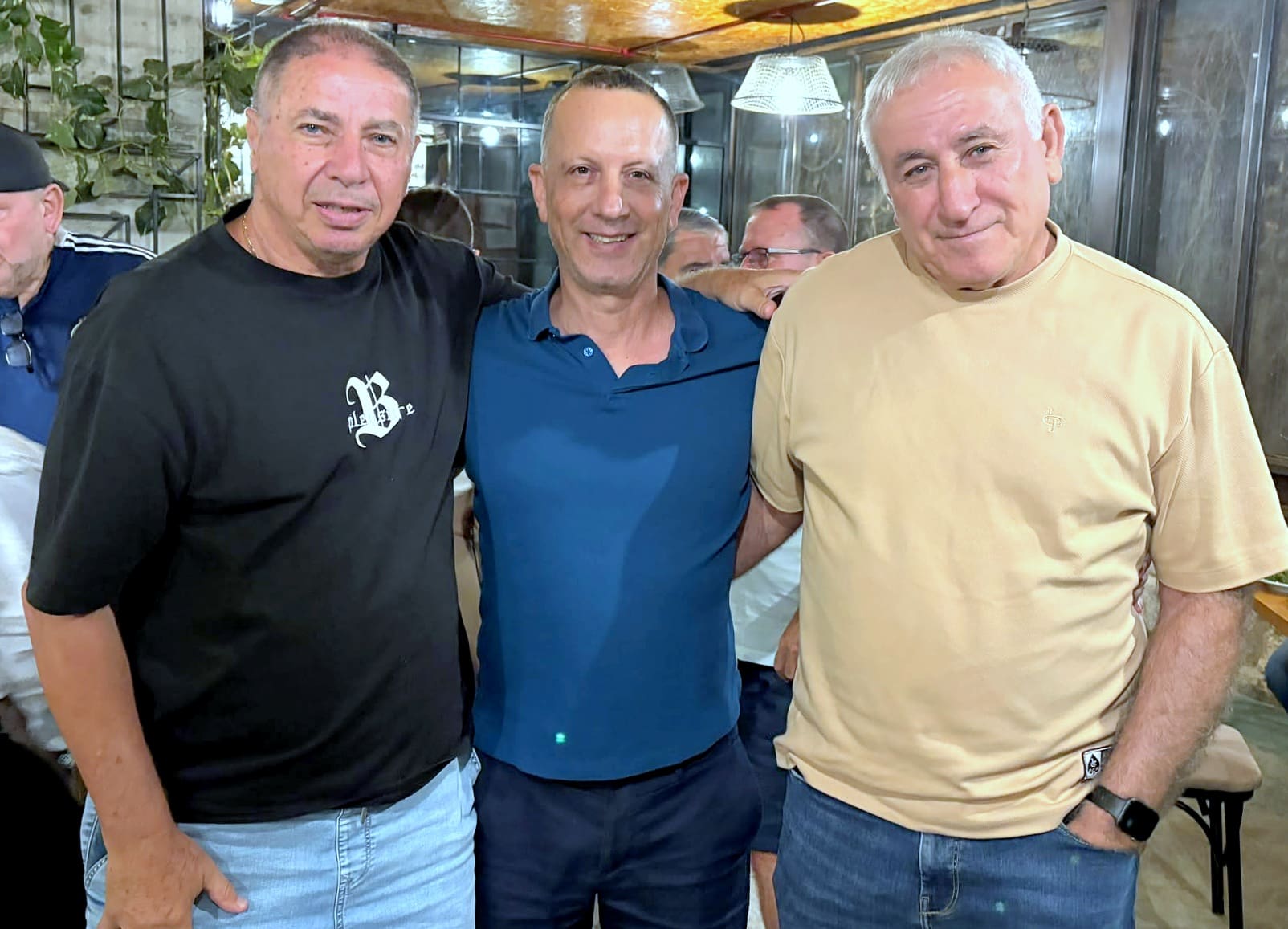 מימין, שחקן העבר אגדת הכדורגל זהאי ארמלי, עורך וכותב הספר ברק רום, ואגדת הכדורגל משה סלקטר (צילום: באדיבות וותיקי העבר של מכבי חיפה). 