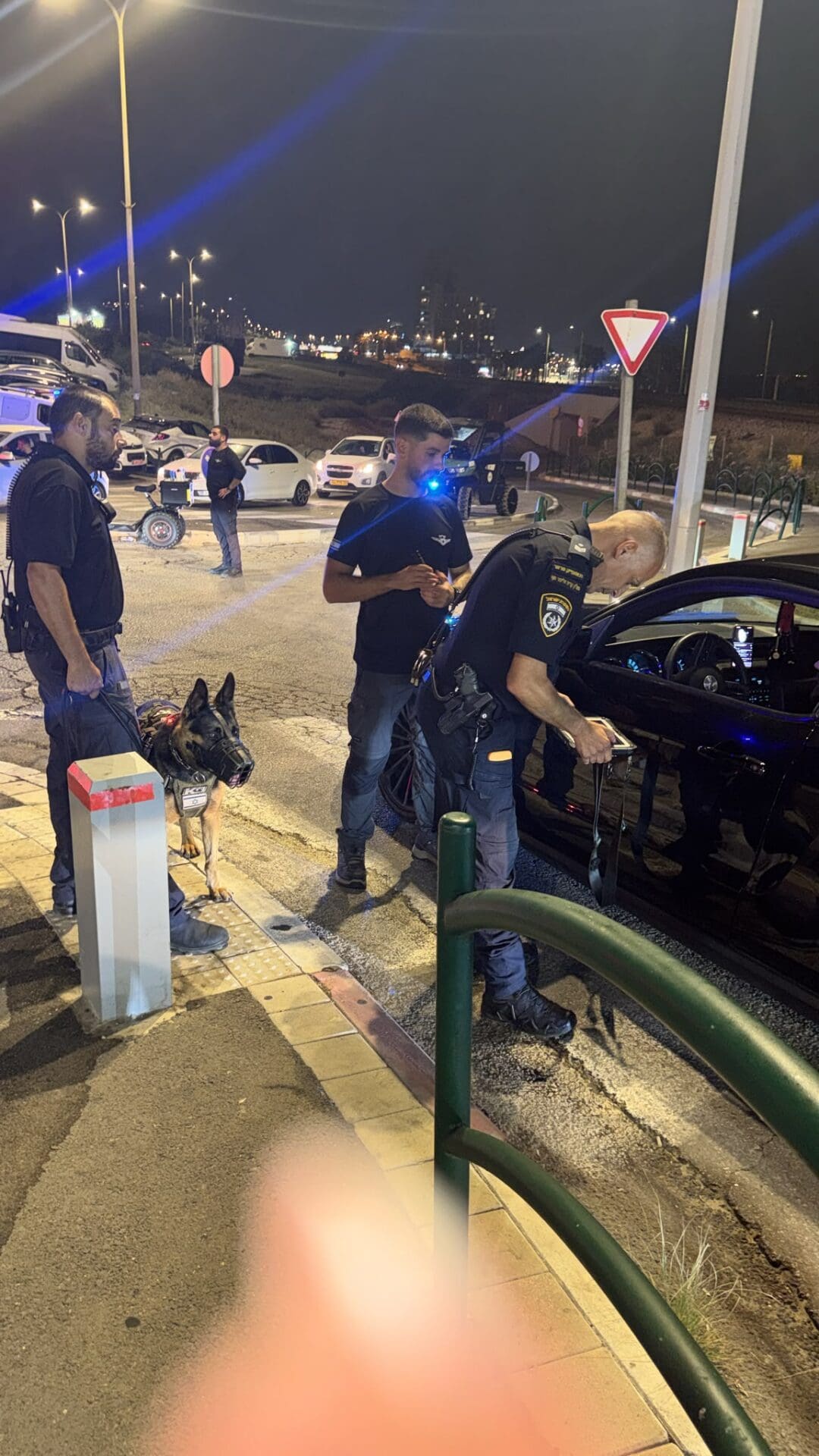 פקחי אגף החופים ופקחי יחידת השיטור העירוני "עוז"  במבצע אכיפה נרחב (צילום: עיריית חיפה)