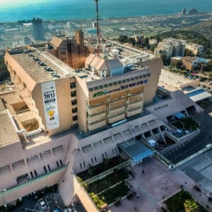 סרטן הריאה – מהפכת הטיפול בבי"ח כרמל • אבחון מהיר, מעטפת טיפול מלאה וסיכויי החלמה גבוהים מרכז רפואי כרמל (צילום אויר -בי"ח כרמל)