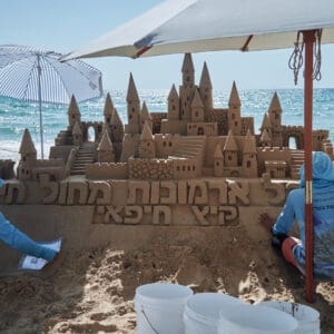 חוף דדו הפך לתערוכת פסלי חול: „חלומות מחול” חוזר לחיפה