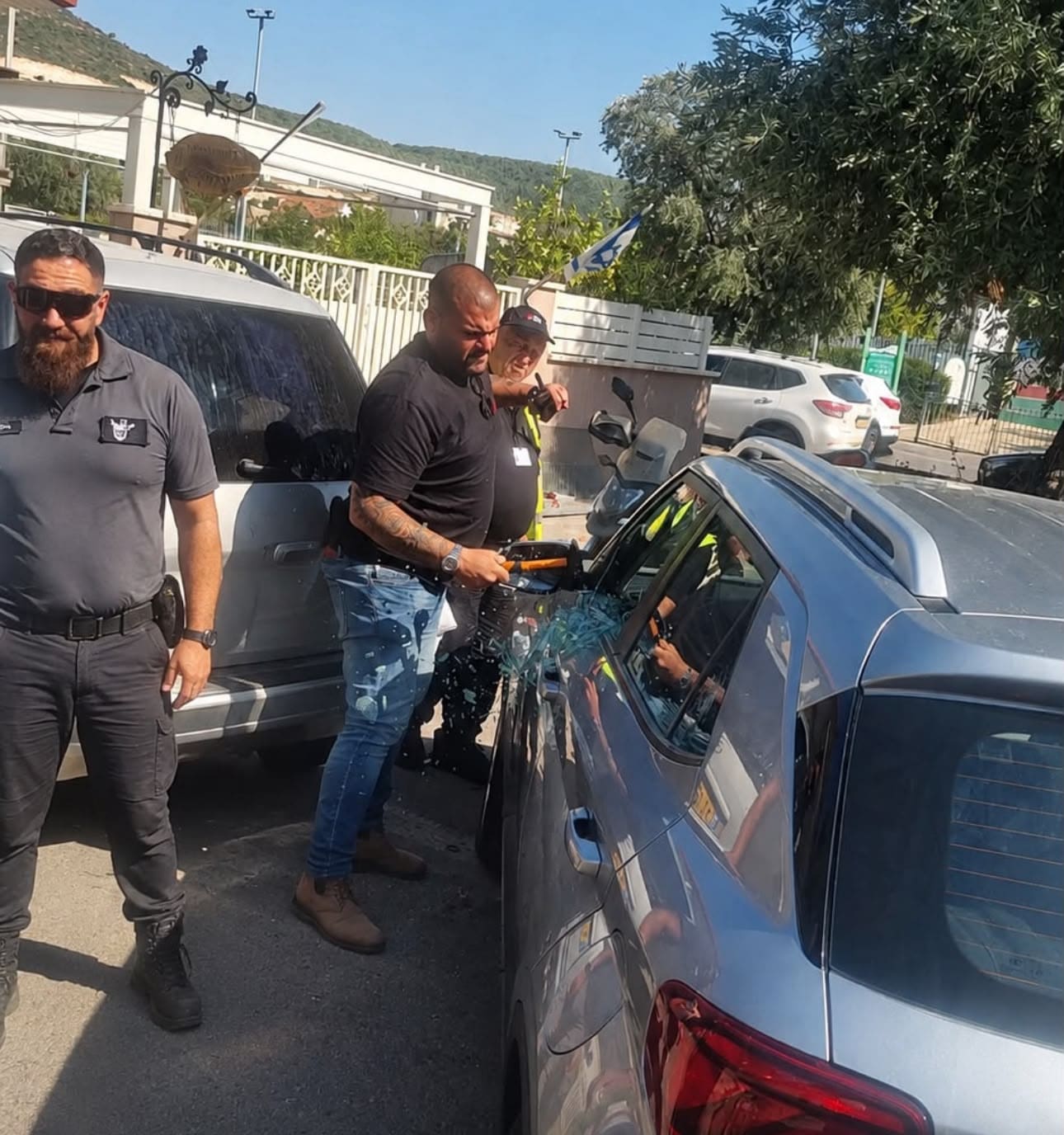 מנהל יחידת האכיפה העירונית חילץ פעוט כבן שנה וחצי שננעל ברכב (צילום: ע.טירת כרמל)