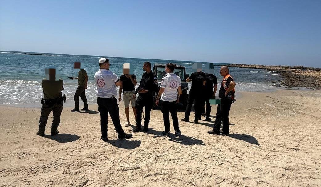 גופת אישה נפלטה מהים בחוף דור סמוך לזכרון יעקב 5/8/26 (צילום: דוברות מד״א, דוברות המשטרה)