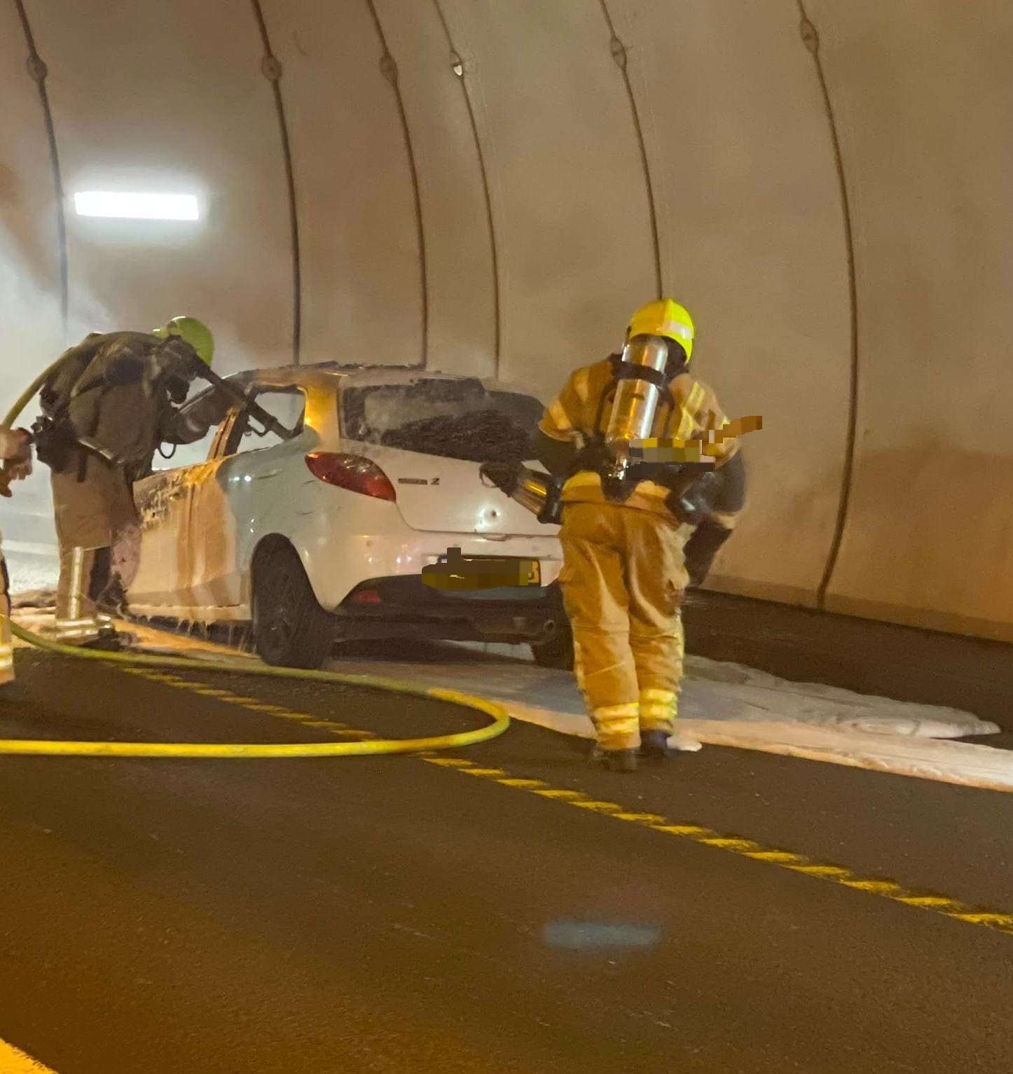 שריפה של רכב פרטי במנהרות הכרמל (צילום: כבאות והצלה)