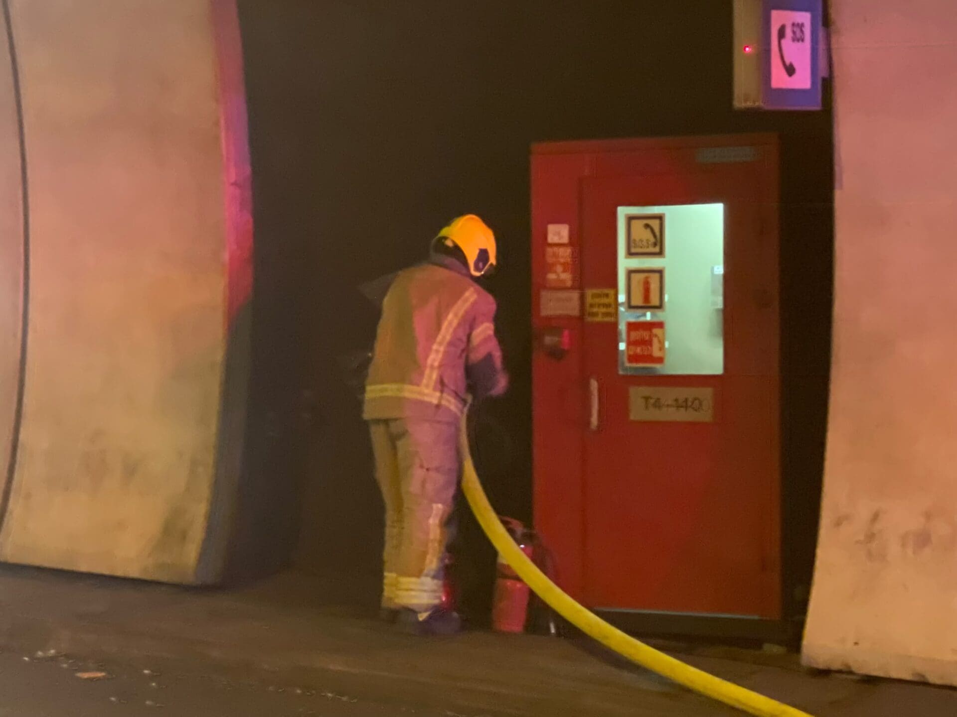 שריפה של רכב פרטי במנהרות הכרמל (צילום: כבאות והצלה)