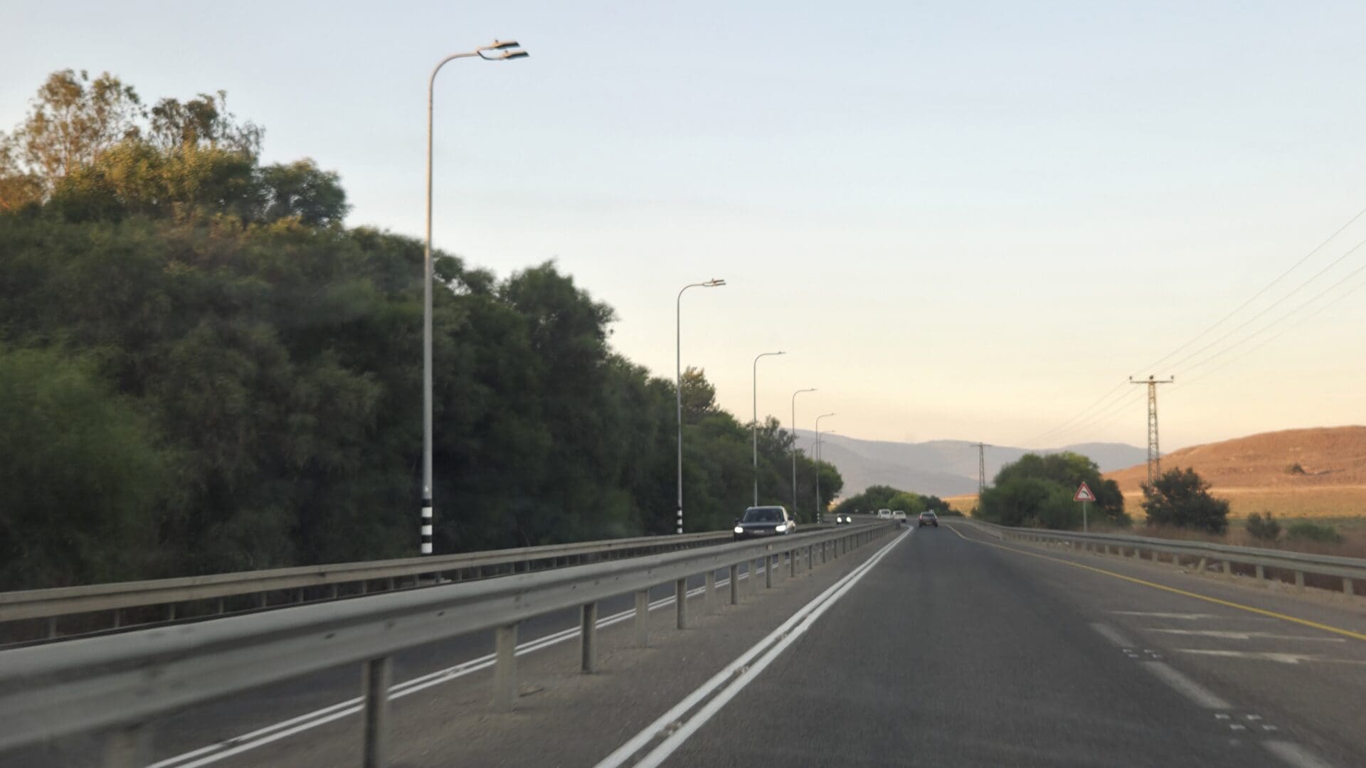 שוליים רחבים, הפרדה ותאורה. קטע כביש מטופל, כביש 784 (צילום: אבי אלבאום)
