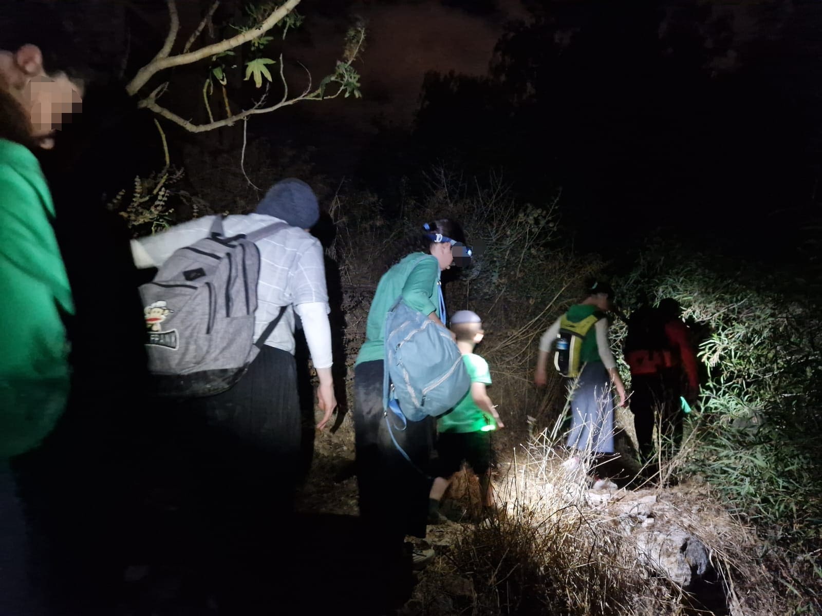 משפחה עם שבעה ילדים חולצה לאחר שאיבדה את דרכה בנחל לוטם - תמונות מהחילוץ 6/8/26 (צילום: יחידת החילוץ גליל-כרמל)