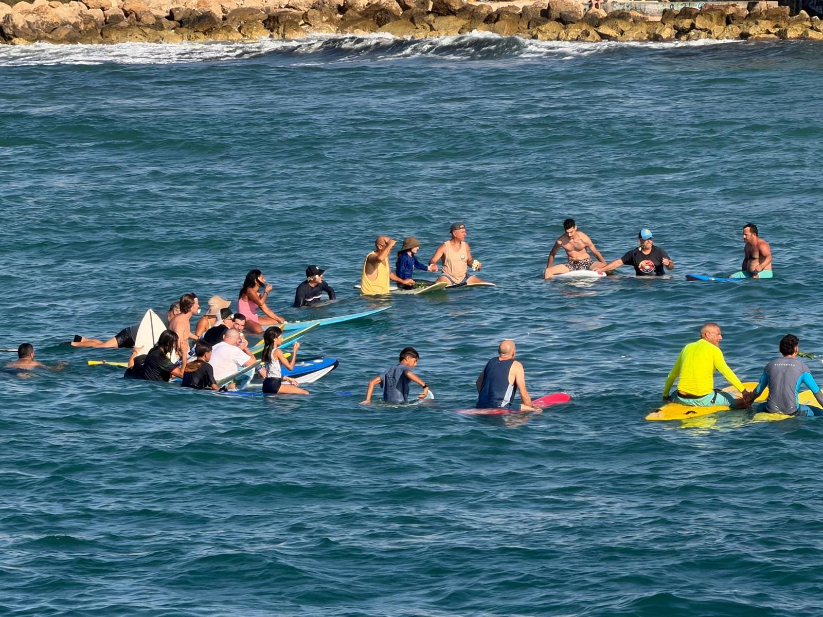 מעגל גולשים מרגש בבת גלים לזכרו של משה אלימלך ז״ל 7/8/26 (צילום: נדב ורטהיים)